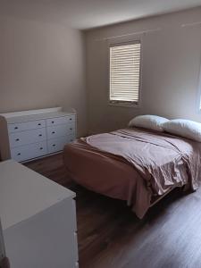 Ένα ή περισσότερα κρεβάτια σε δωμάτιο στο House near Toronto Pearson Airport