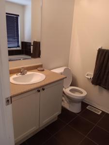 Ένα μπάνιο στο House near Toronto Pearson Airport