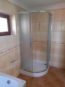 Ένα μπάνιο στο Ubytovanie pri lipe