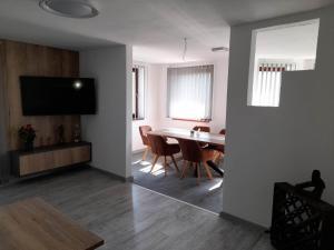 Μια τηλεόραση ή/και κέντρο ψυχαγωγίας στο Ubytovanie pri lipe +13 φωτογραφίες