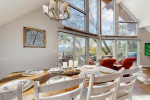 Khu vực ghế ngồi tại Surreal Feel Lakeview #B (Upstairs)