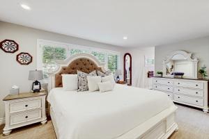 Giường trong phòng chung tại Surreal Feel Lakeview #B (Upstairs)