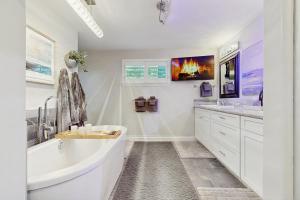 TV/trung tâm giải trí tại Surreal Feel Lakeview #B (Upstairs) +34 ảnh