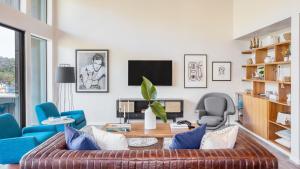 Χώρος καθιστικού στο Luxury w Lake View Pool Hot Tub Fire Pit Ping Pong Barton by AvantStay