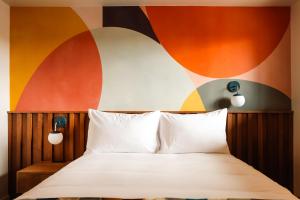 デンバーにあるLa Vista Motelのカラフルな壁のベッドのある寝室