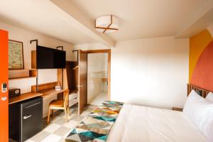 デンバーにあるLa Vista Motelのベッドと机があるホテルの部屋