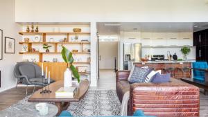 Η κουζίνα ή μικρή κουζίνα στο Luxury w Lake View Pool Hot Tub Fire Pit Ping Pong Barton by AvantStay