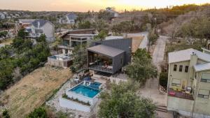 Πισίνα στο ή κοντά στο Luxury w Lake View Pool Hot Tub Fire Pit Ping Pong Barton by AvantStay