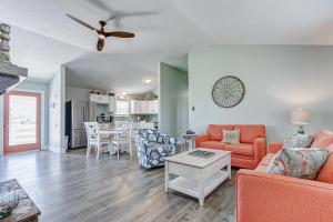 un soggiorno con un divano e un tavolo di The Showboat a Crystal Beach