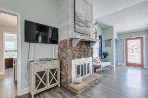 TV a/nebo společenská místnost v ubytování The Showboat + 38 fotografií