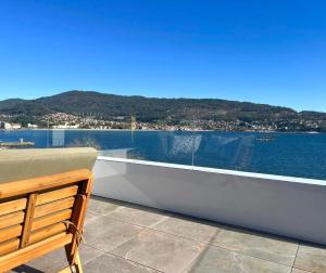 una barca su un balcone con vista sull'acqua di Alborada Duplex a Moaña