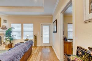 una camera da letto con un letto in una stanza con finestre di SharkyFin's II a Gilchrist