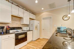 Η κουζίνα ή μικρή κουζίνα στο SharkyFin's II +32 φωτογραφίες