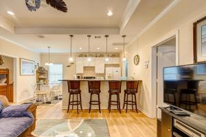 una cucina e un soggiorno con bar in una casa di SharkyFin's II a Gilchrist Altre 32 foto