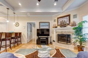 un soggiorno con camino e TV di SharkyFin's II a Gilchrist