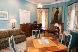 Posezení v ubytování Burke Mansion