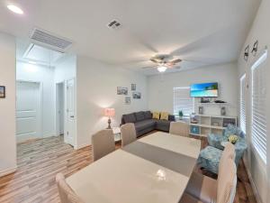 TV a/nebo společenská místnost v ubytování KC'S Sunshine