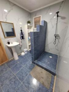 a bathroom with a sink and a shower at Cabaña caldera centro in Caldera