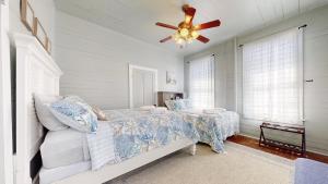 En eller flere senge i et værelse på Shiloh by the Sea