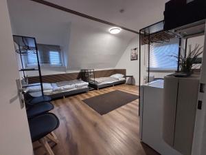 Ένα ή περισσότερα κρεβάτια σε δωμάτιο στο Komfortzimmer #5 für zwei Reisende mit 2 Betten, Gemeinschafts Bad und Küche