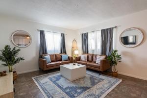 un soggiorno con due divani e un tavolo di Beachfront Condo w Community Pool a Cape Canaveral