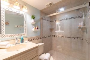 Un baño de Cozy Beachfront Condo in Cape Canaveral