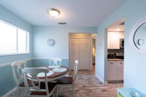 Una cocina o kitchenette en Cozy Beachfront Condo in Cape Canaveral 32 fotos más