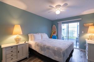 Una cama o camas en una habitación de Cozy Beachfront Condo in Cape Canaveral