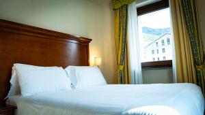 Postel nebo postele na pokoji v ubytování Hotel Au Soleil + 174 fotografií