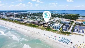 een luchtzicht op een strand met een heteluchtballon bij Cocoa Beach Club-Beachfront Condo in Cape Canaveral