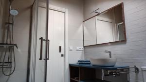 un bagno con lavandino e specchio di La Cantizada a Viloria Altre 19 foto