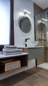 un bagno con lavandino e specchio di La Cantizada a Viloria