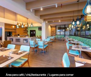 a restaurant with tables and chairs and a bar at Mercure Nações Unidas - Apto 910 in Sao Paulo