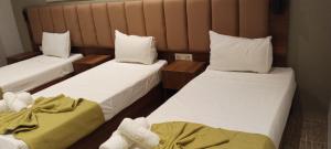 Mon rêve في برج الكيفان: غرفة بسريرين ذات شراشف بيضاء +22 صورة