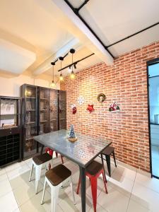 Kuchyň nebo kuchyňský kout v ubytování Hey90s #6pax #FreeNetflix #Youtube #Games