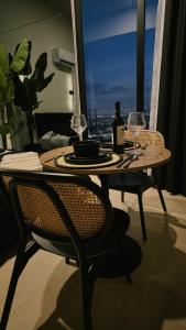 una mesa con 2 sillas y una mesa con copas de vino en Luxury Penthouse Loft en Piso 29, Zona Norte, en Miravalle 55 fotos más