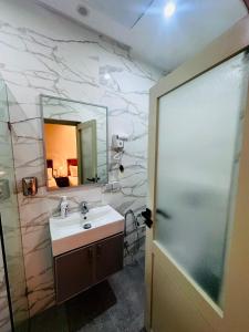 Koupelna v ubytování Hotel Cecil + 58 fotografií