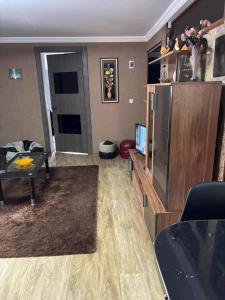 Un televizor și/sau centru de divertisment la Dachi Apartment +7 fotografii