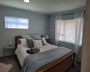 Ένα ή περισσότερα κρεβάτια σε δωμάτιο στο Hydrangea Cottage in Marton