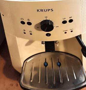 une machine à expresso Krups posée sur une table dans l'établissement Villa Valmores, à Olmeda de las Fuentes