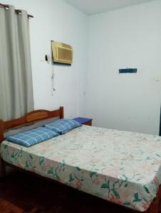 Hotel Flamingo's في سانتوس: غرفة نوم بها سرير في الغرفة