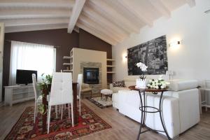 a living room with a white couch and a table at Relax garden villa 1ora da venezia VILLABRUNA in Correzzola
