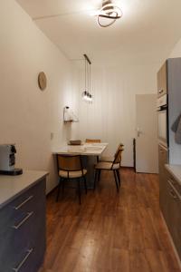 a kitchen and dining room with a table and chairs at Gemütliche 2-Raum-Wohnung in Leipzig +17 photos