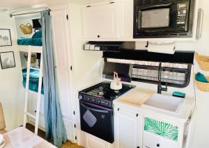 een kleine keuken met een fornuis en een magnetron bij Good Vibes Hidden Oasis in San Diego