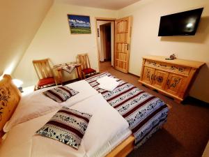 Ένα ή περισσότερα κρεβάτια σε δωμάτιο στο U KUCHTÓW Apartamenty i Wypożyczalnia Sprzętu Sportowego