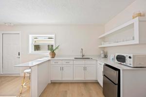 Kuchyň nebo kuchyňský kout v ubytování 637 S Orlando #13