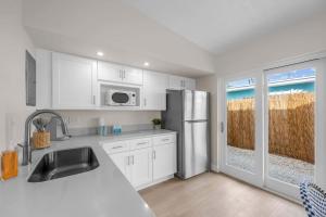 Kuchyň nebo kuchyňský kout v ubytování Steps to Beach King Bed Parking Pet-Friendly