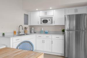 Kuchyň nebo kuchyňský kout v ubytování Steps to Beach King Bed Parking Pet-Friendly