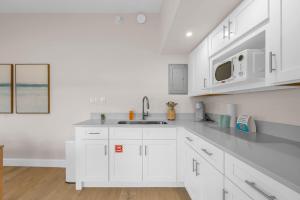 Kuchyň nebo kuchyňský kout v ubytování Steps to Beach King Bed Parking Pet-Friendly