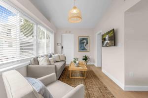 Posezení v ubytování Steps to Beach King Bed Parking Pet-Friendly